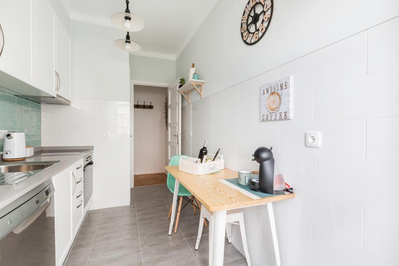 Stroll To Coffee Shops Near A Renovated Hillside Apartment In Graca Лиссабон Экстерьер фото