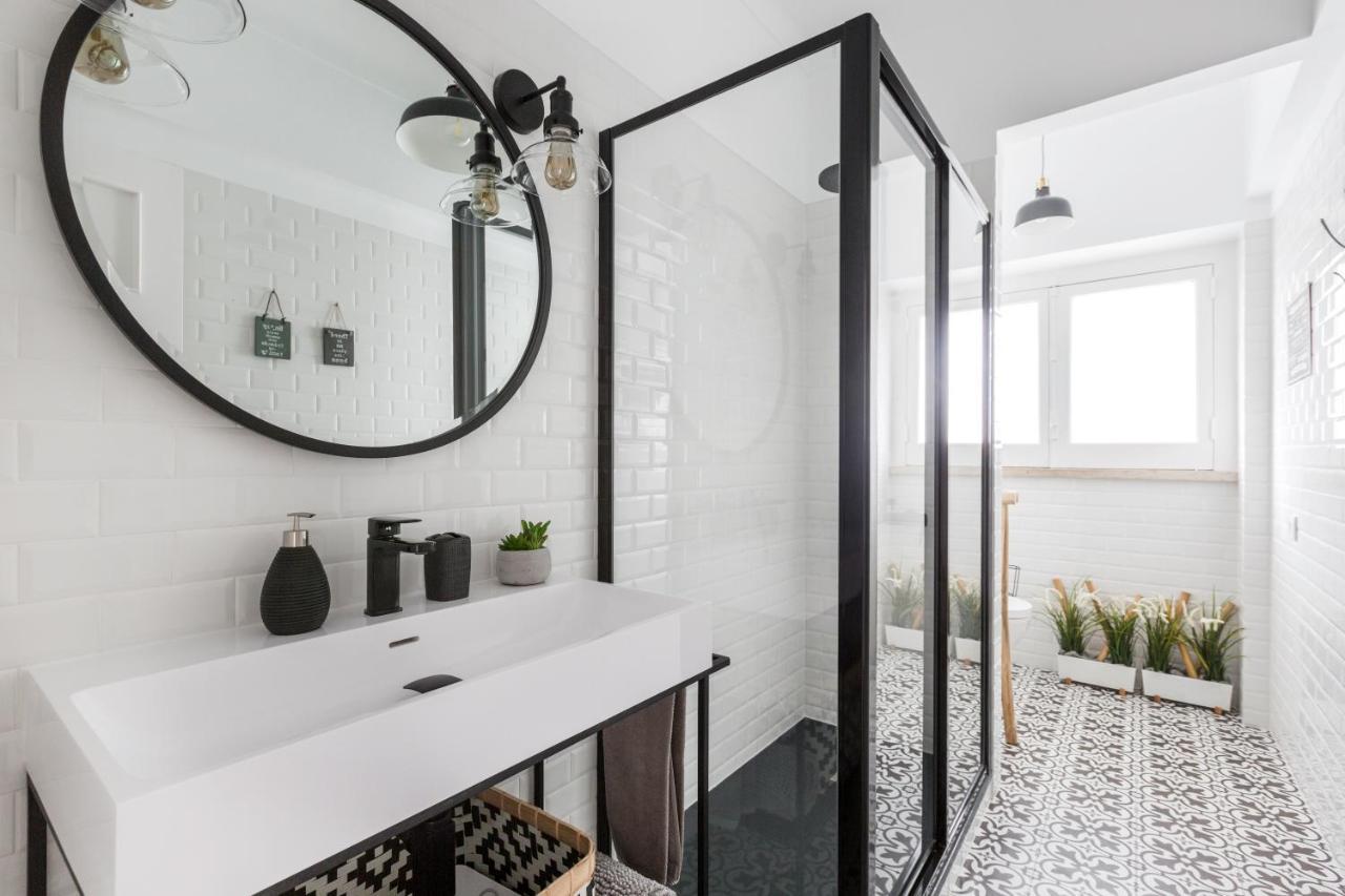 Stroll To Coffee Shops Near A Renovated Hillside Apartment In Graca Лиссабон Экстерьер фото